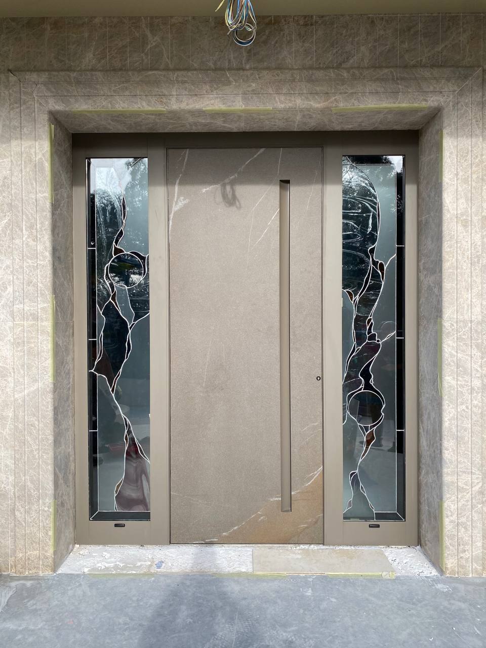 Puerta de entrada con panel Laminam en Valencia