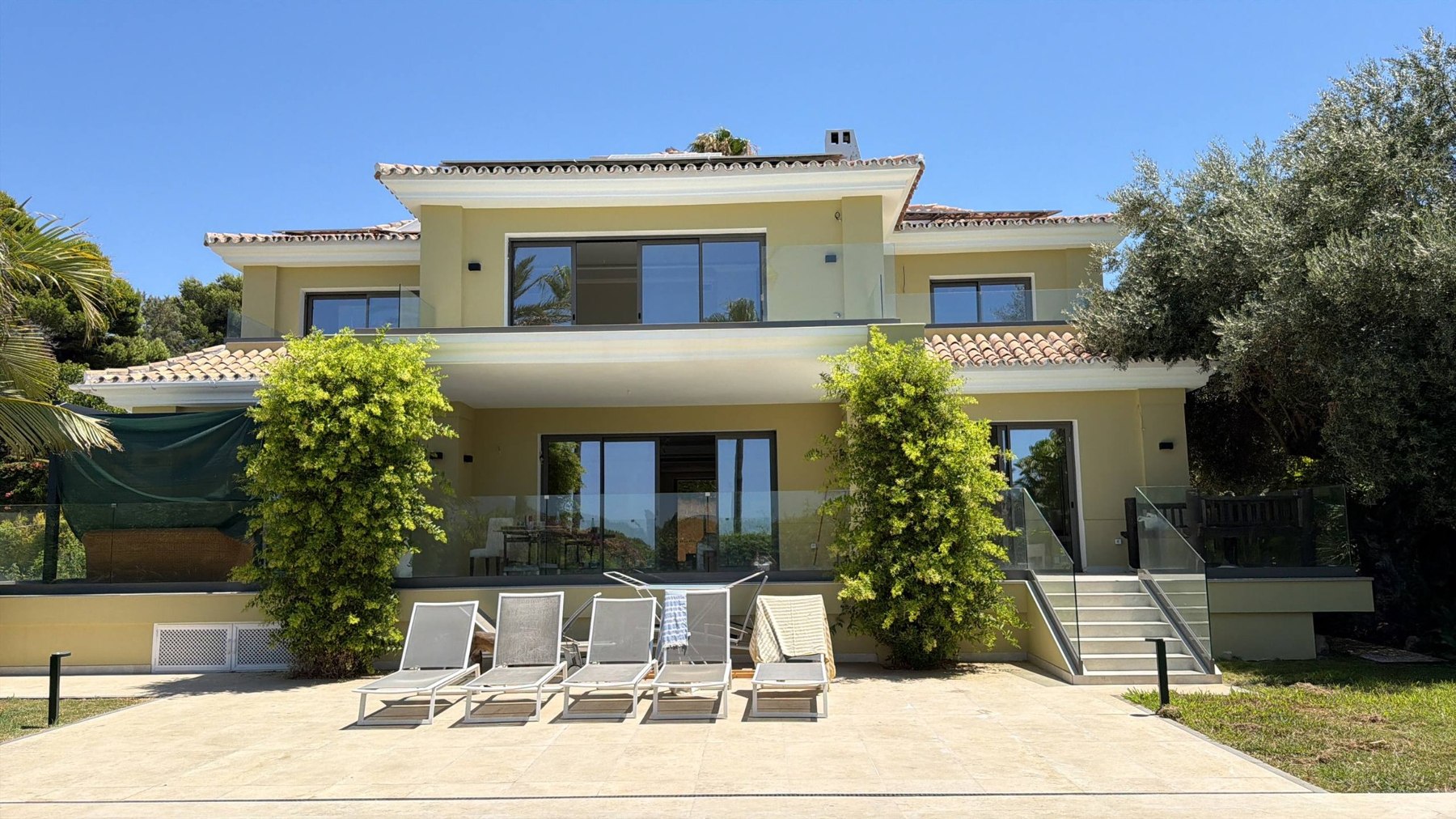 Villa en Estepona con ventanas y correderas Schüco