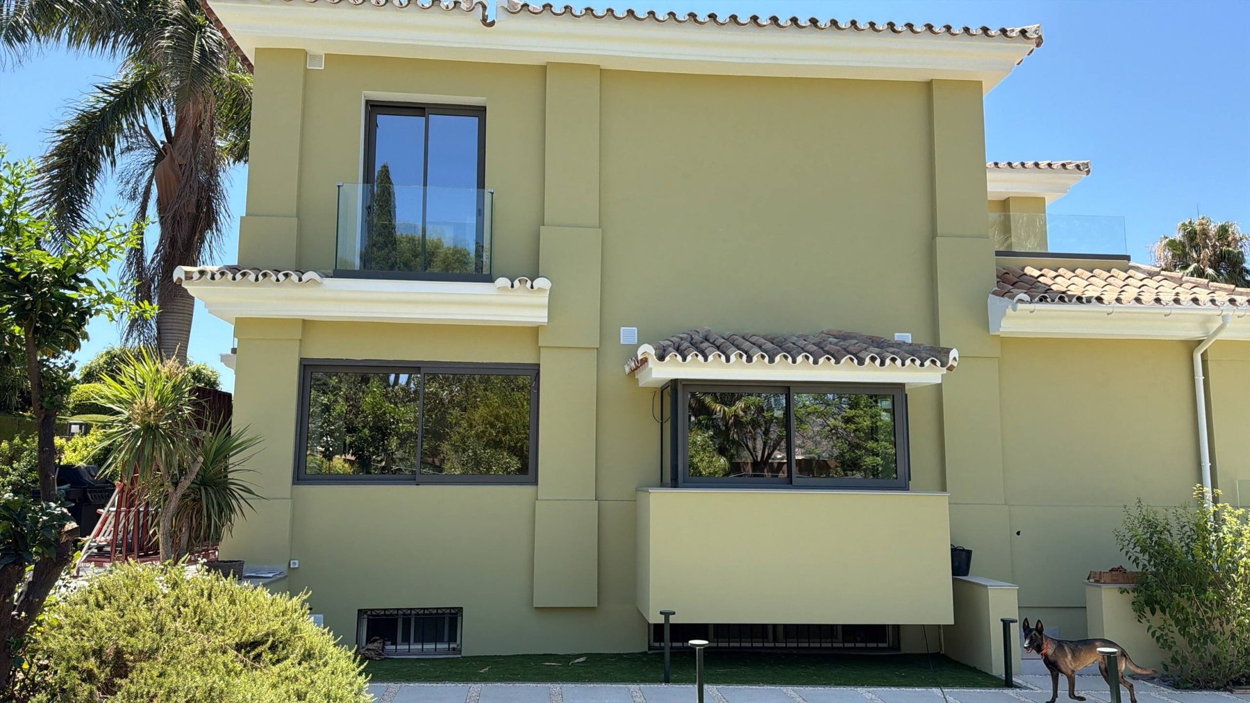 Villa en Estepona con ventanas de aluminio Schüco — detail 3