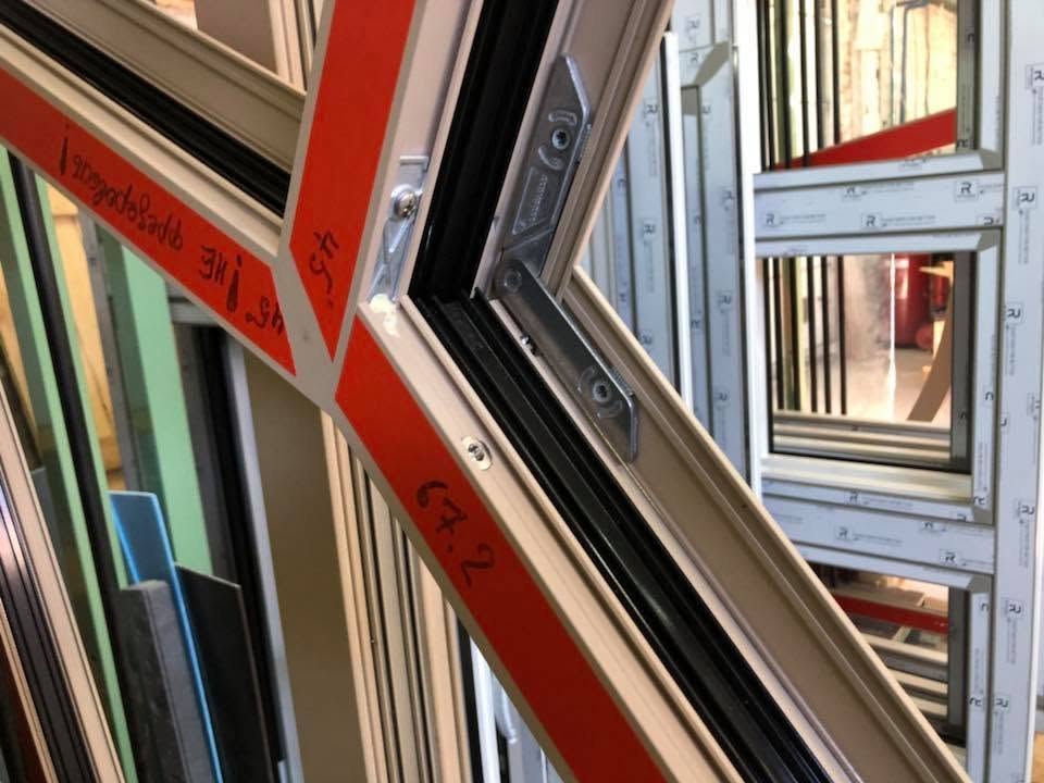 Detalle de ventana Reynaers de geometría especial