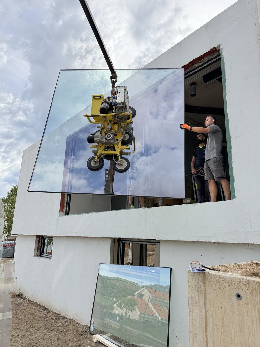 Vacuum lifting equipment handling a large insulated glass unit