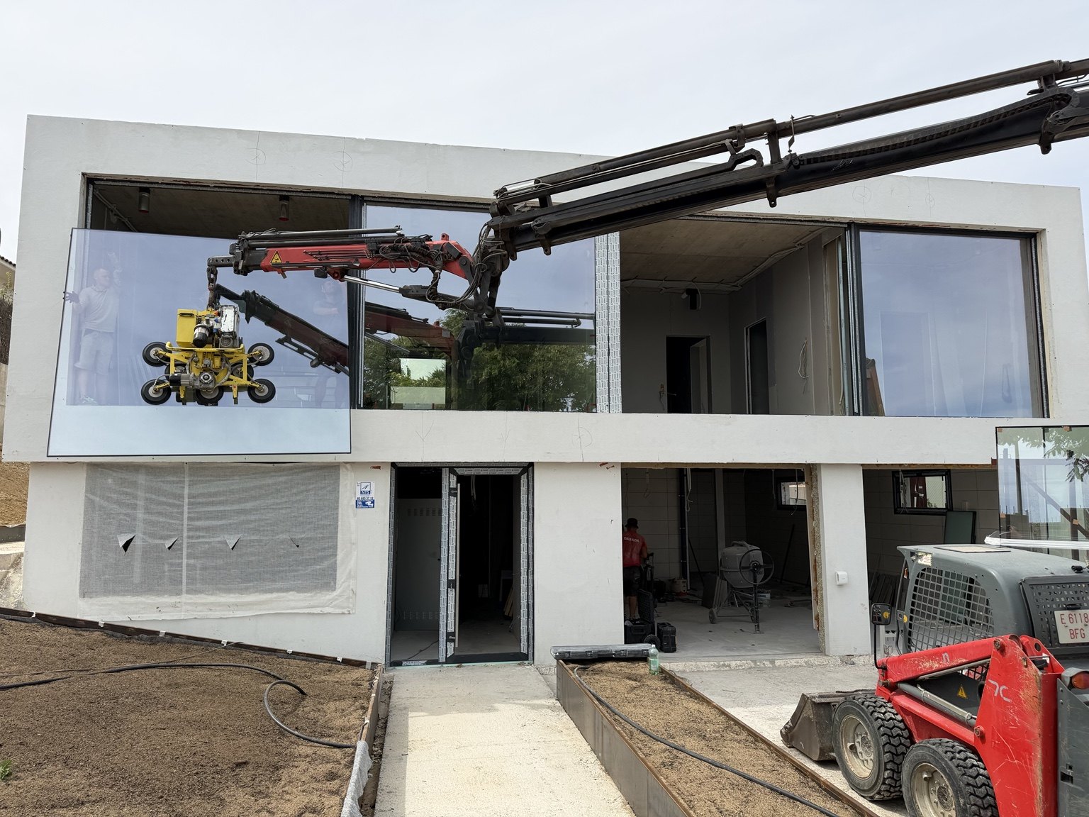 Crane-assisted installation of large-format glazing