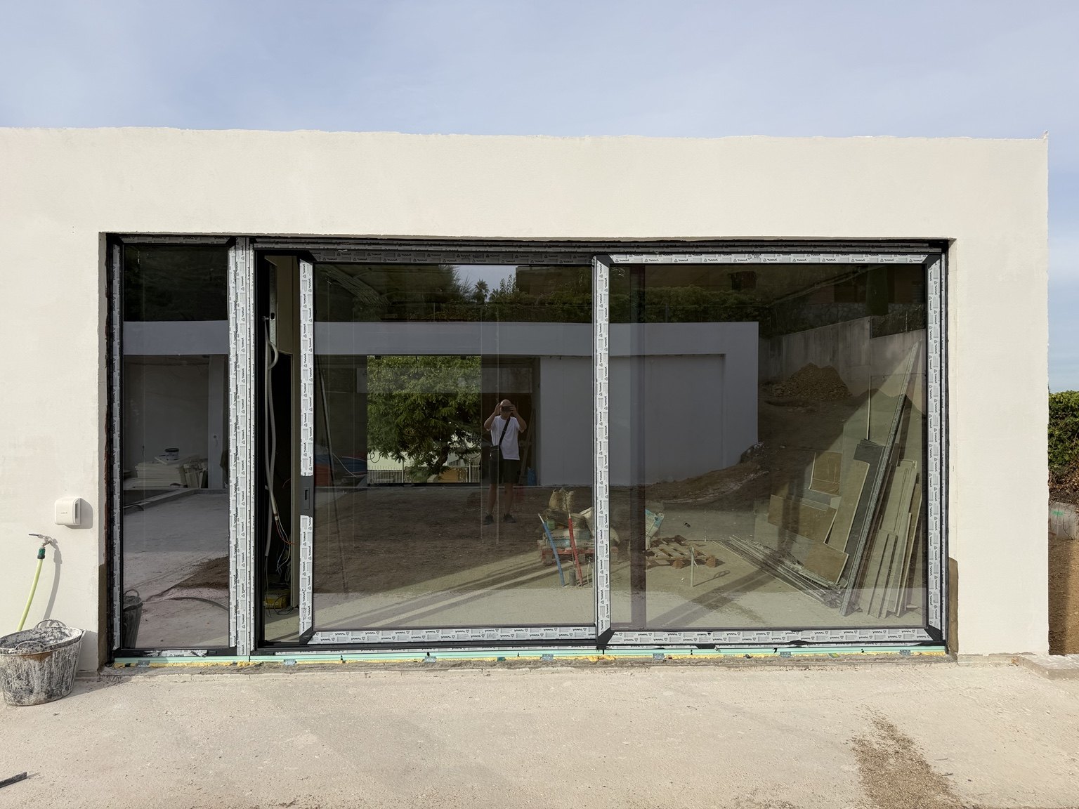 Yawal DP 180 sliding glazing at the Barcelona project